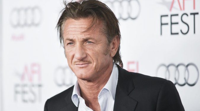 Актер Шон Пенн покинул Украину, бросив машину и отправившись пешком в Польшу