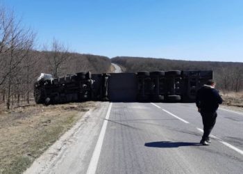Noi detalii de la accidentul de pe traseul Chișinău-Leușeni, unde un TIR răsturnat a blocat circulația în zonă preț de patru ore: Șoferul autocamionului a ajuns la spital | VIDEO