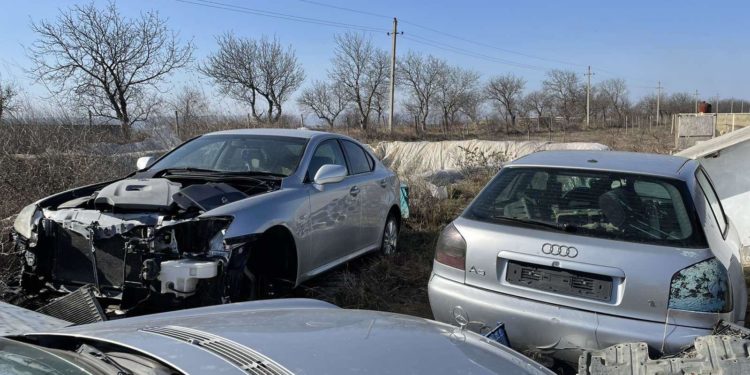 Nouă automobile are se află ilegal în țară, depistate de vameși la centre de dezasamblare