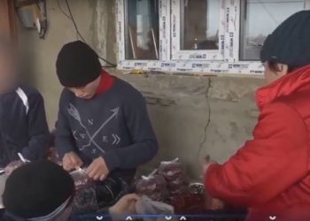 Nevoiți să vândă în stradă. Povestea cutremurătoare a unei mame și trei copii cu necesități speciale, la emisiunea „Oameni pentru Oameni” | VIDEO