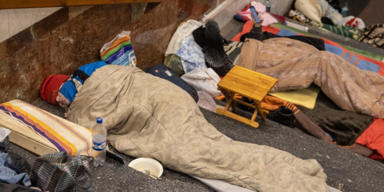 Imagini impresionante cu mii de ucraineni pentru care stațiile de metrou din Harkov înseamnă noua casă. Unii sunt acolo de o lună | FOTO