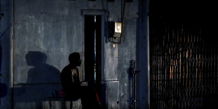 Sri Lanka stinge luminile stradale pentru a face față celei mai grave crize economice din ultimii zeci de ani