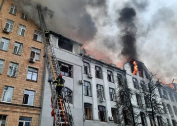 A șaptea zi de confruntări: Exploziile urmate de incendii au distrus zeci de clădiri, în regiunea Harkov. Reprezentanții Kremlinului declară că sunt pregătiți de o nouă rundă de negocieri | VIDEO