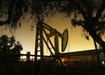 Цены на нефть снижаются на данных о росте запасов топлива в США