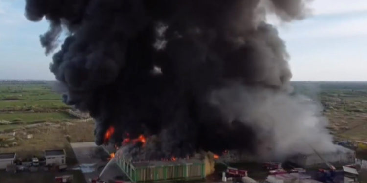 Alertă extremă de poluare la Timișoara, după un incediu izbucnit la un depozit aflat lângă o hală cu azotat de amoniu