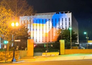 Посольство России в США «окрасили» в сине-желтый флаг