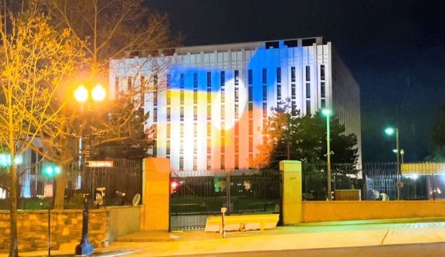 Посольство России в США «окрасили» в сине-желтый флаг