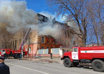 В Твери начался сильный пожар на территории военного НИИ ВКО
