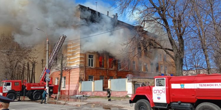 В Твери начался сильный пожар на территории военного НИИ ВКО