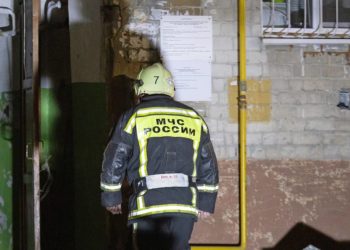 В жилой девятиэтажке в Санкт-Петербурге произошел взрыв на лестнице