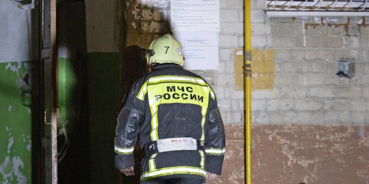 В жилой девятиэтажке в Санкт-Петербурге произошел взрыв на лестнице