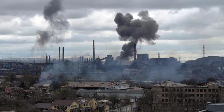 Военные РФ с 14:00 прекратят боевые действия для выхода гражданских из «Азовстали»
