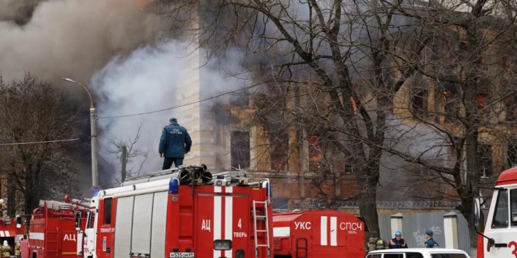 Число погибших при пожаре в НИИ в Твери увеличилось до 17 человек