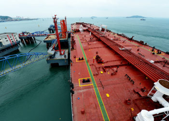 Первый за шесть лет супертанкер с американской нефтью прибыл в Европу