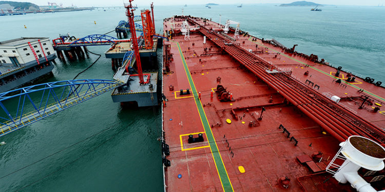 Первый за шесть лет супертанкер с американской нефтью прибыл в Европу