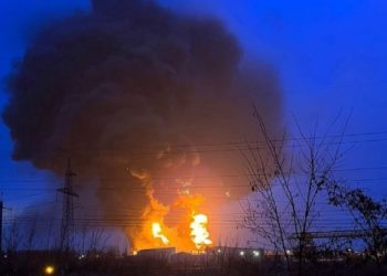 Пожар на нефтебазе в Белгороде: российские власти утверждают, что был «авиаудар ВСУ»