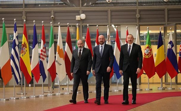 Главы Армении и Азербайджана договорились о подготовке к мирным переговорам