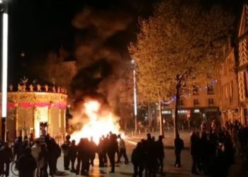 Во Франции протесты и погромы из-за результатов выборов