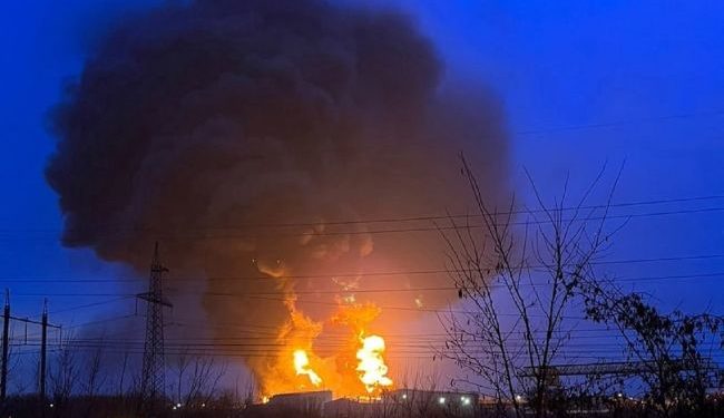 Пожар на нефтебазе в Белгороде: российские власти утверждают, что был «авиаудар ВСУ»
