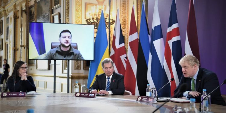 Быстрый мир: Британия призывает Зеленского не уступать Путину после отвода войск РФ