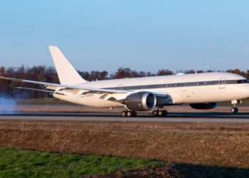 Самолеты российских олигархов оказались заблокированными в аэропорту Дубая