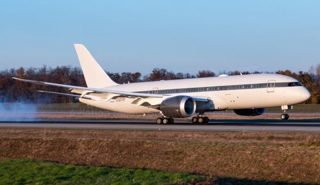 Самолеты российских олигархов оказались заблокированными в аэропорту Дубая