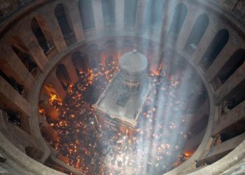 Благодатный огонь сошел в храме Гроба Господня в Иерусалиме
