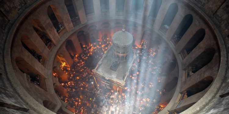 Благодатный огонь сошел в храме Гроба Господня в Иерусалиме