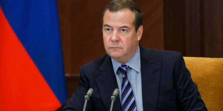 Медведев отреагировал на фейк о его призыве сбивать спутники Starlink