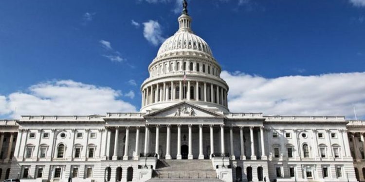 Конгресс США эвакуировали из-за подозрительного самолета. Это оказался борт с парашютистами американской армии