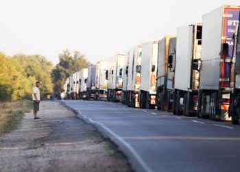 Страны ЕС прекратили пропускать фуры с регистрацией в России и Беларуси