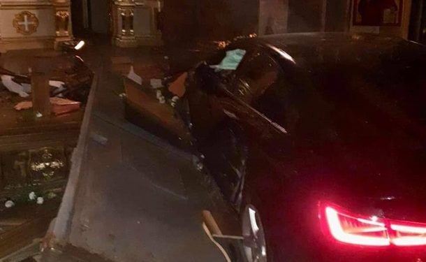 В Тернополе женщина на авто заехала в собор