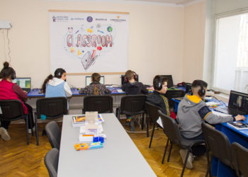 Alături de colegii lor rămași în Ucraina: Peste 40 de elevi studiază online în prima clasă de studii amenajată pentru refugiați, la Chișinău | VIDEO