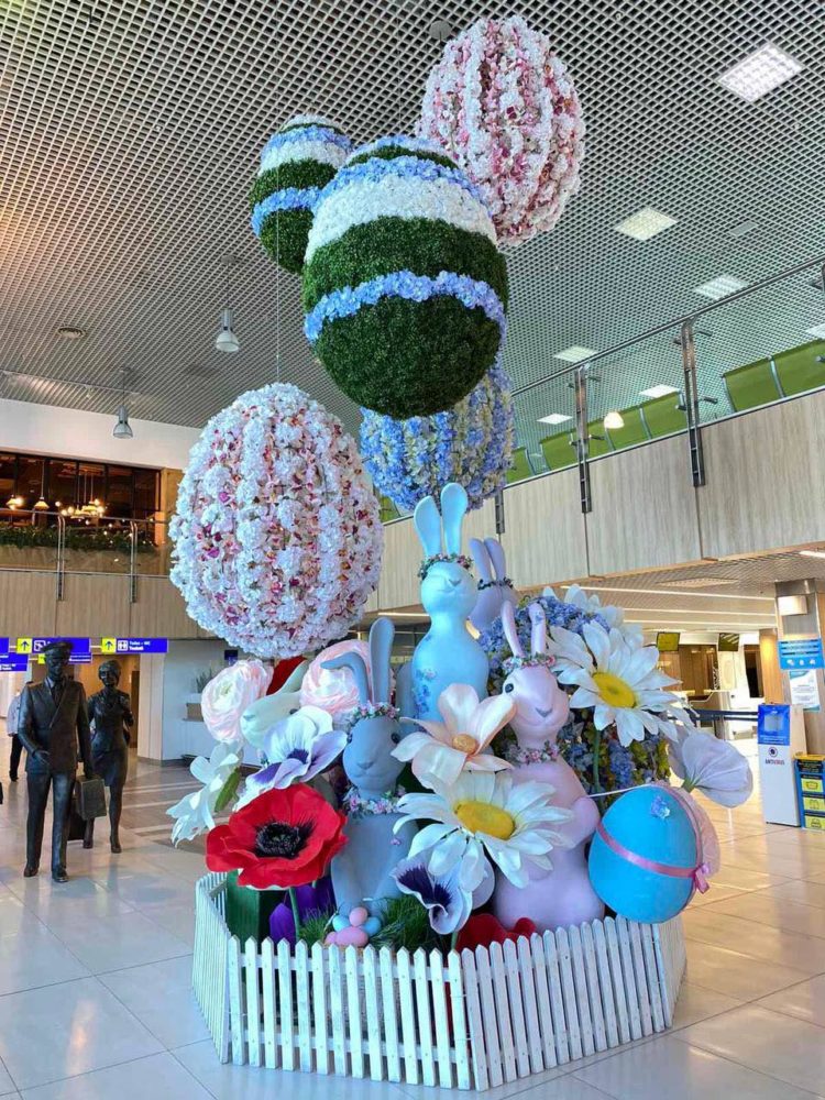 Aeroportul Internațional Chișinău a îmbrăcat straie de sărbătoare: Cum a fost decorată aerogara în ajun de Paște