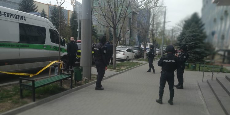 Alertă cu bombă la Judecătoria Buiucani. Poliția a încercuit zona