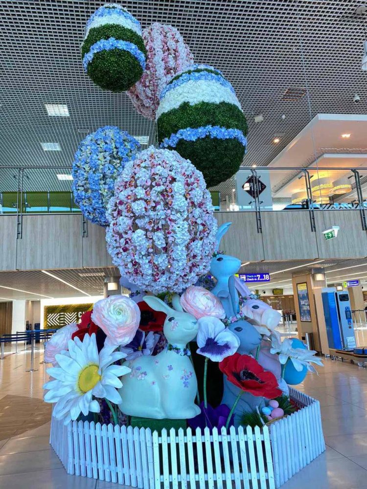 Aeroportul Internațional Chișinău a îmbrăcat straie de sărbătoare: Cum a fost decorată aerogara în ajun de Paște