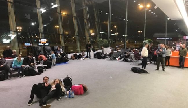 Аэропорт в Варшаве закрыт из-за угрозы взрыва в самолете. Рейсы приостановлены
