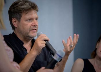 Страны НАТО не желают спровоцировать Россию из-за поставок танков в Украину, — вице-канцлер Германии