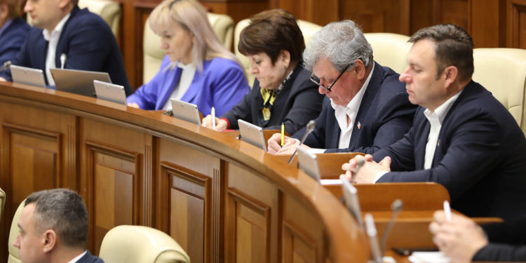 Парламент одобрил в первом чтении увеличение доходов госбюджета на 2,6 млрд леев, а расходов — на 6,8 млрд леев