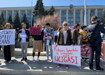 Zeci de activiști pentru drepturile persoanelor LGBT au protestat în tăcere în fața Guvernului, la câteva zile după ce o adolescentă transgender și-ar fi pus capăt zilelor | VIDEO