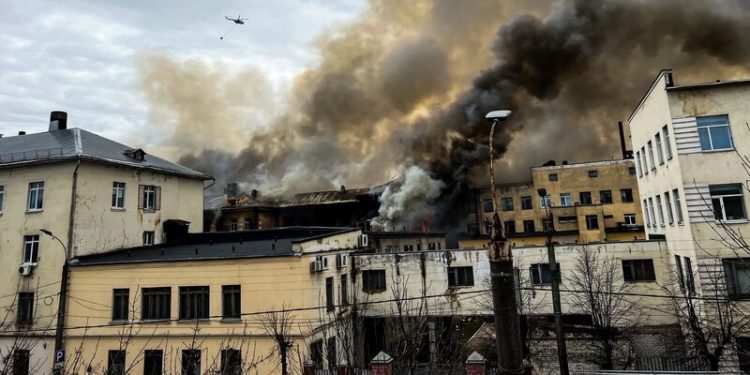 Под завалами горевшего здания НИИ Минобороны в Твери могут находиться около 10 человек