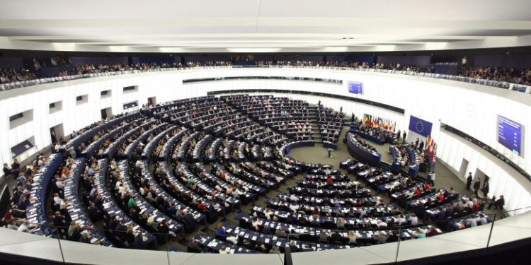 Parlamentul European cere „embargo total și imediat” asupra importurilor de petrol, cărbune, combustibil nuclear și gaze din Rusia