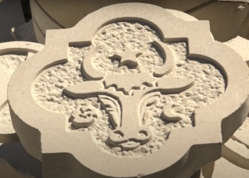 Creează opere de artă cu dalta și ciocanul. Istoria pietrarului care a cioplit coloanele din fața Teatrului Național de Operă și Balet, la emisiunea „Moldova la Pachet» | VIDEO