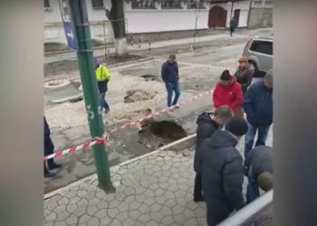В центре Кишинева из-за дождей образовалась внушительная яма, которая нарушила движение троллейбусов. Что говорят городские власти | VIDEO