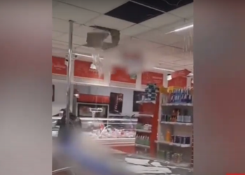 Ploaia a pătruns într-un magazin din capitală, iar bucăți din tavan au căzut chiar în timp ce o femeie făcea cumpărături | VIDEO