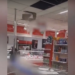 Ploaia a pătruns într-un magazin din capitală, iar bucăți din tavan au căzut chiar în timp ce o femeie făcea cumpărături | VIDEO