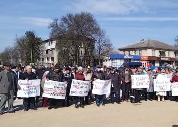 Scumpirile în lanț scot oamenii în stradă: Simpatizanții și membrii Partidului „ȘOR” au organizat flashmob-uri în mai multe orașe din țară | VIDEO