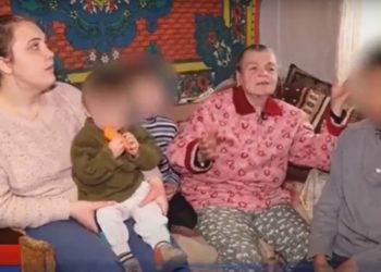 O bunică își educă singură cei patru nepoți după ce fiica ei a căzut în patima alcoolului. Cum se descurcă femeia cu greutățile și ce mărturii va face mama copiilor, la emisiunea „Oameni pentru oameni” | VIDEO