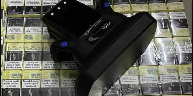 Vameșii au depistat peste 7900 pachete de țigări, ascunse în două autocare ce se îndreptau spre Italia | VIDEO