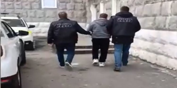 Tatăl vitreg și abuzatorul unei adolescente – reținuți pentru exploatarea ei sexuală | VIDEO